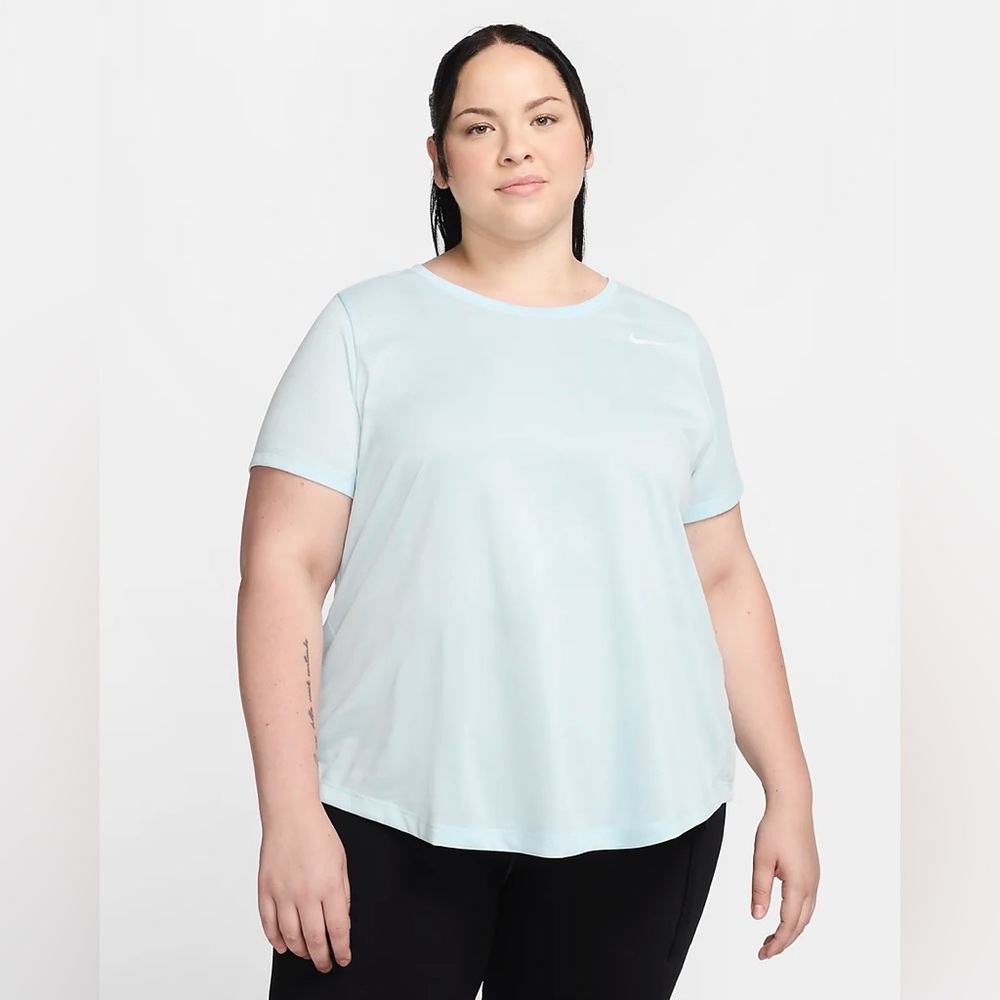 NWT Nike Dri-Fit plus size women’s short-sleeve training tee, powder blue. Sz 3X